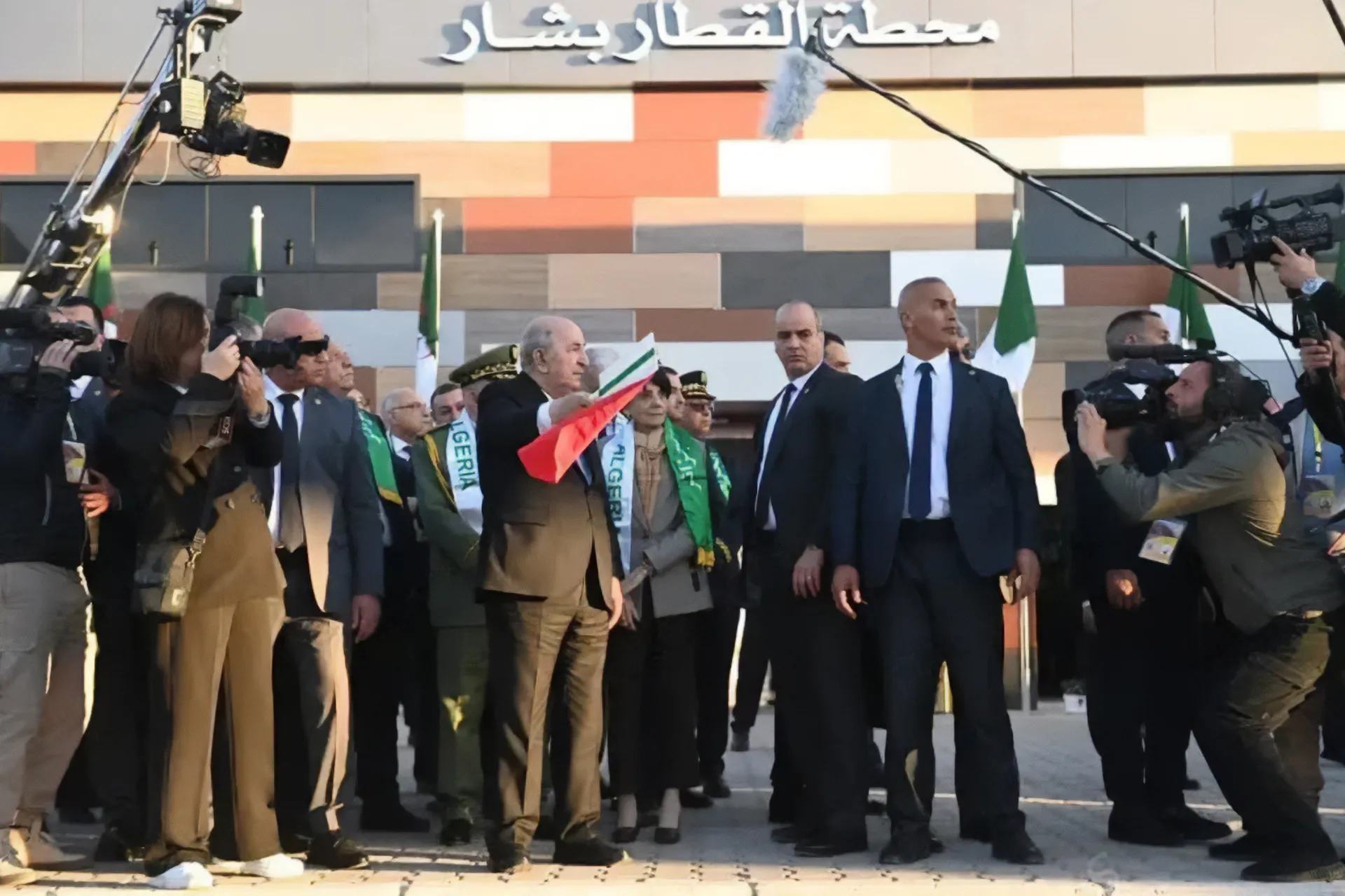 الجزائر تطلق خط سكك حديدية ضخم لنقل حديد غار جبيلات عبر الصحراء