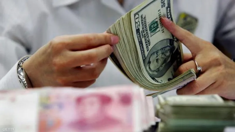الدولار يواصل صعوده القوي مقابل العملات الرئيسية بدعم من قرارات البنوك المركزية